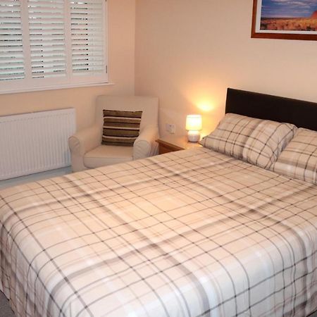 Highworth House Bed & Breakfast Swindon Bagian luar foto