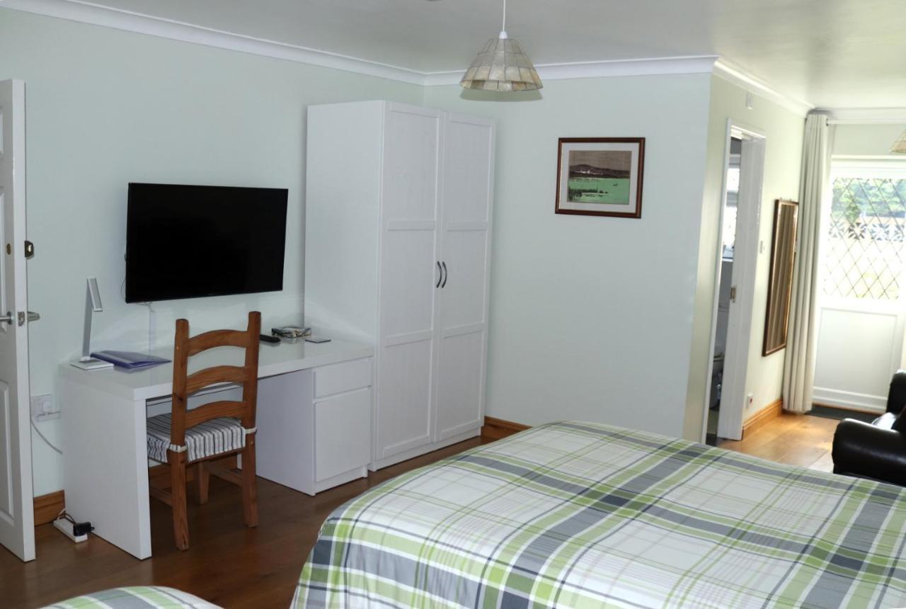 Highworth House Bed & Breakfast Swindon Bagian luar foto