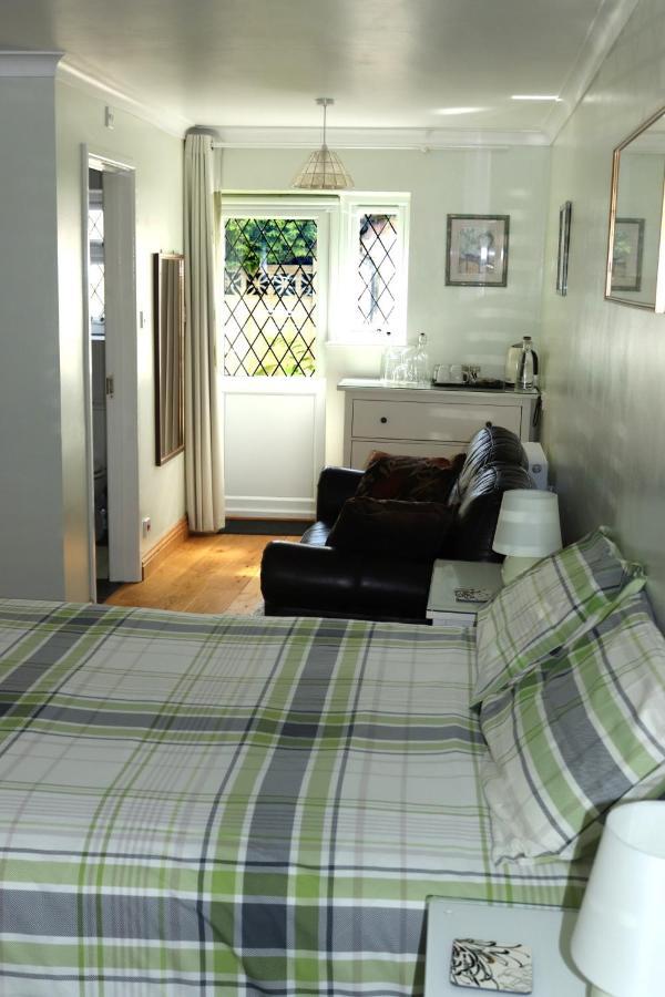 Highworth House Bed & Breakfast Swindon Bagian luar foto