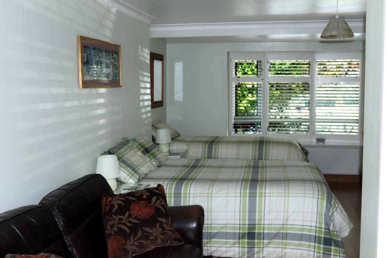 Highworth House Bed & Breakfast Swindon Bagian luar foto