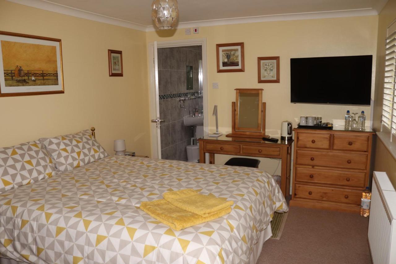 Highworth House Bed & Breakfast Swindon Bagian luar foto