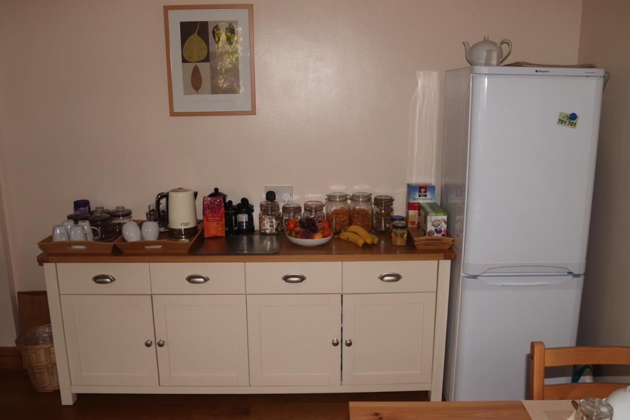 Highworth House Bed & Breakfast Swindon Bagian luar foto