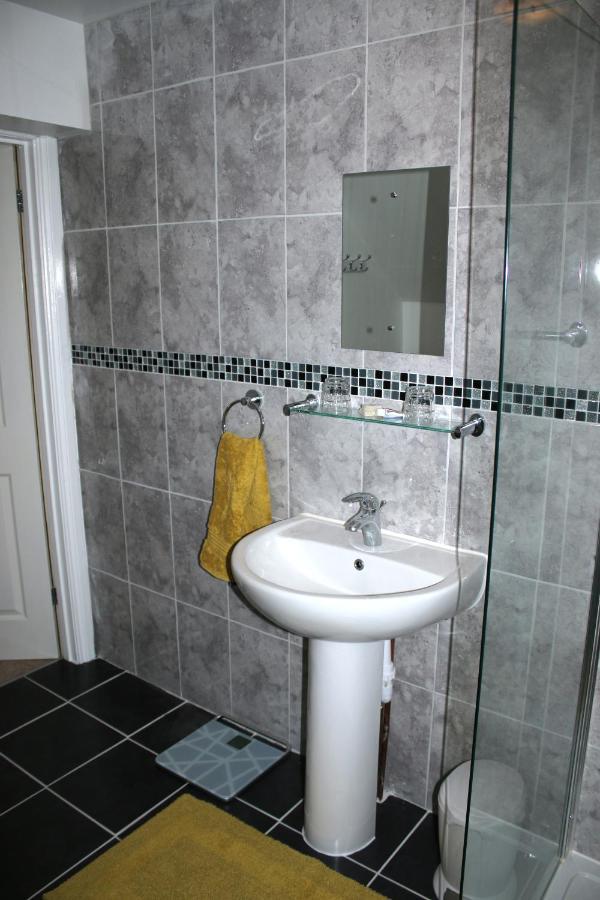 Highworth House Bed & Breakfast Swindon Bagian luar foto