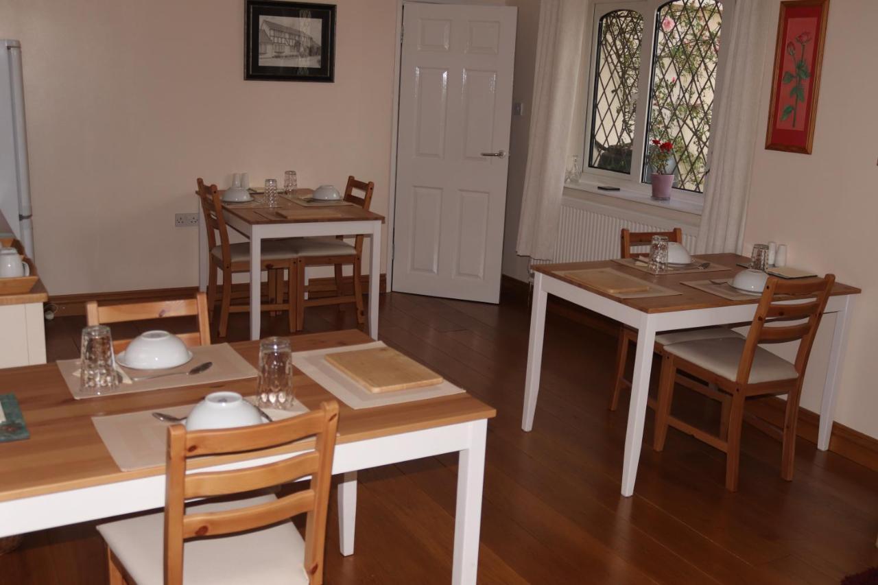 Highworth House Bed & Breakfast Swindon Bagian luar foto