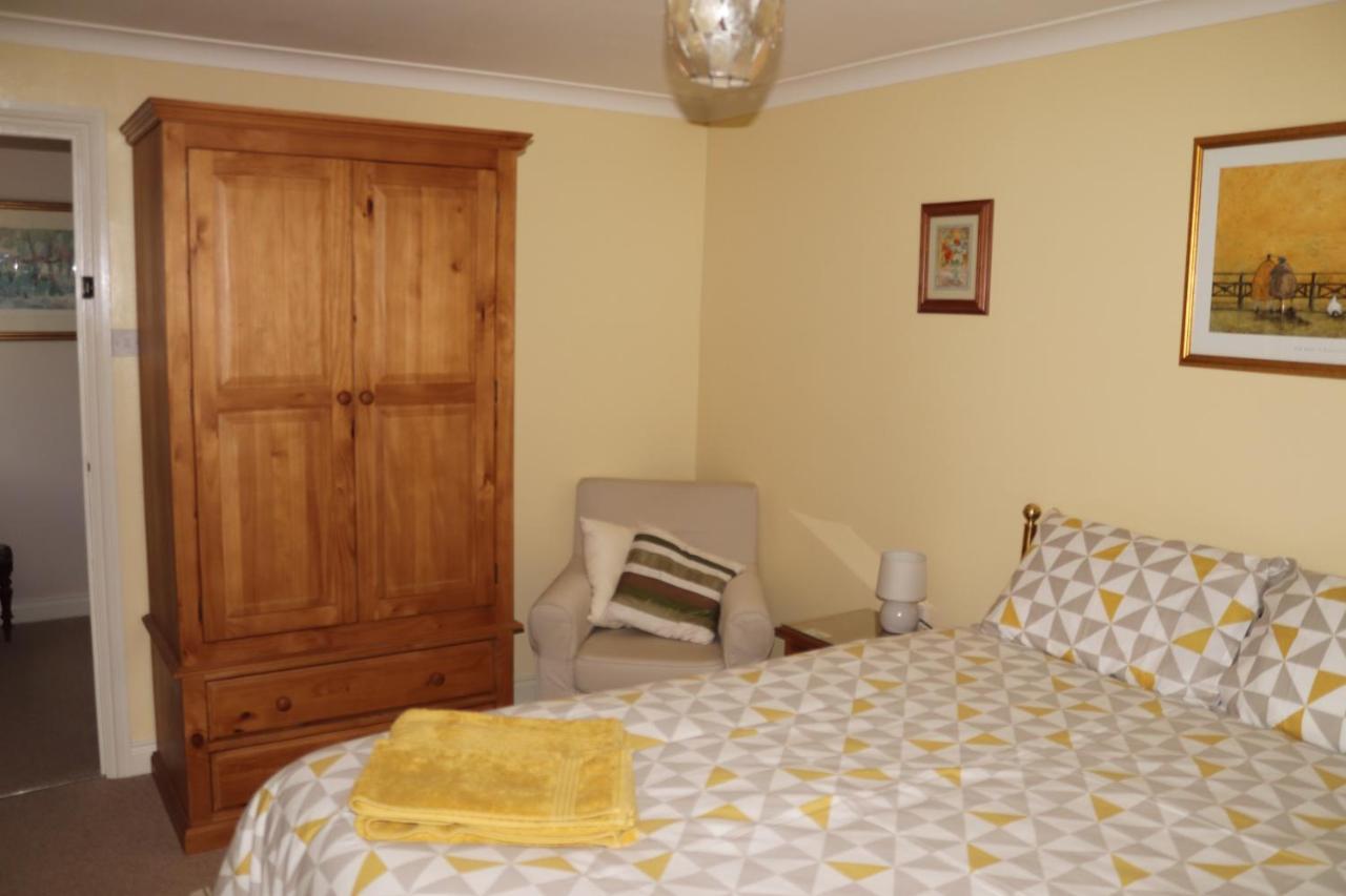 Highworth House Bed & Breakfast Swindon Bagian luar foto