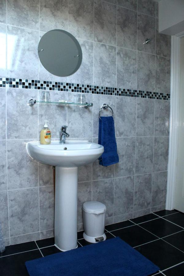 Highworth House Bed & Breakfast Swindon Bagian luar foto