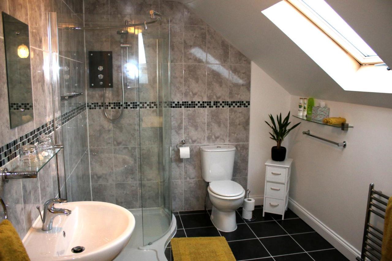 Highworth House Bed & Breakfast Swindon Bagian luar foto