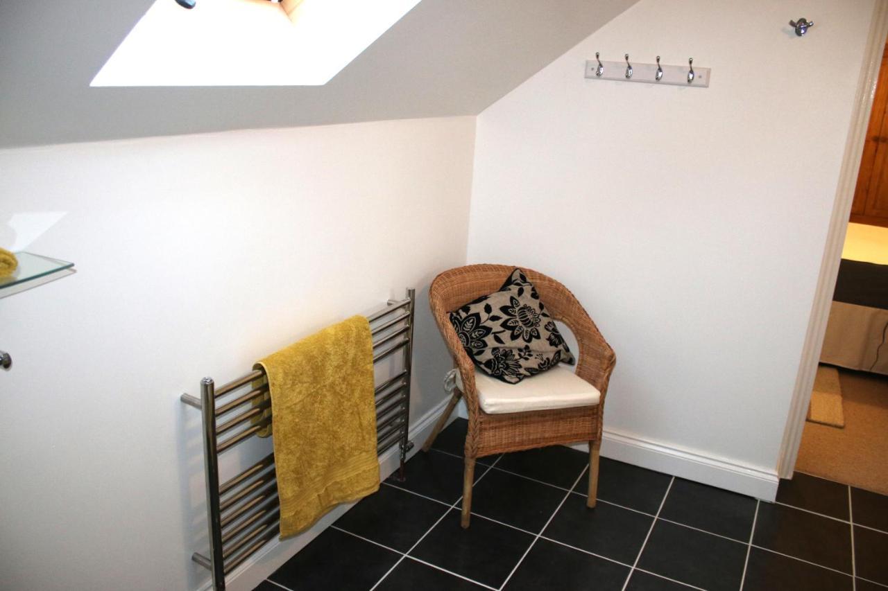 Highworth House Bed & Breakfast Swindon Bagian luar foto