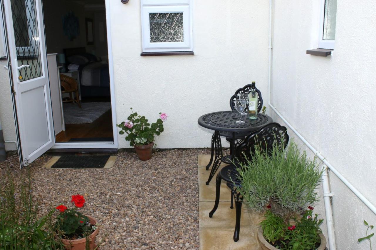 Highworth House Bed & Breakfast Swindon Bagian luar foto