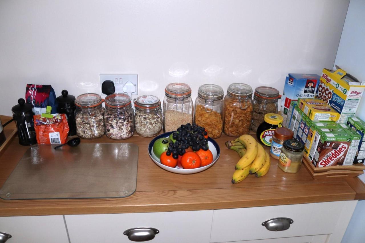 Highworth House Bed & Breakfast Swindon Bagian luar foto