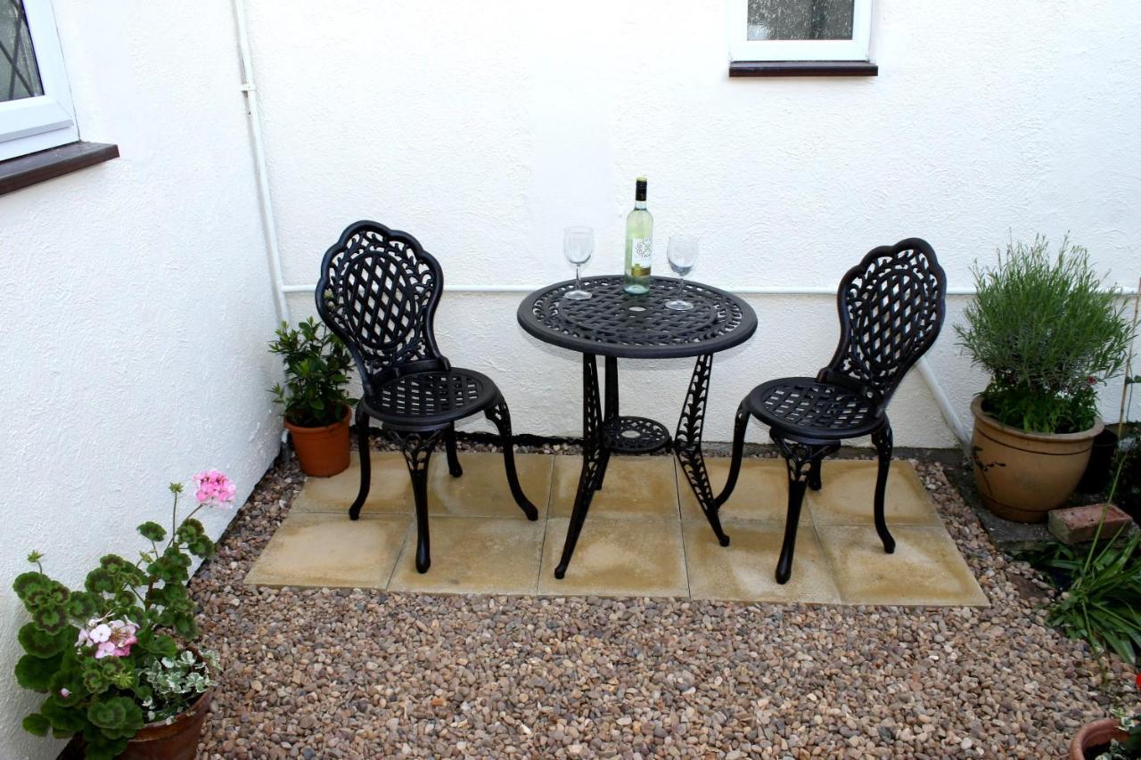 Highworth House Bed & Breakfast Swindon Bagian luar foto
