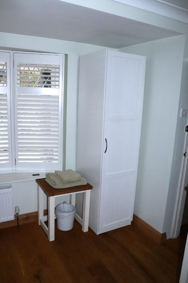 Highworth House Bed & Breakfast Swindon Bagian luar foto