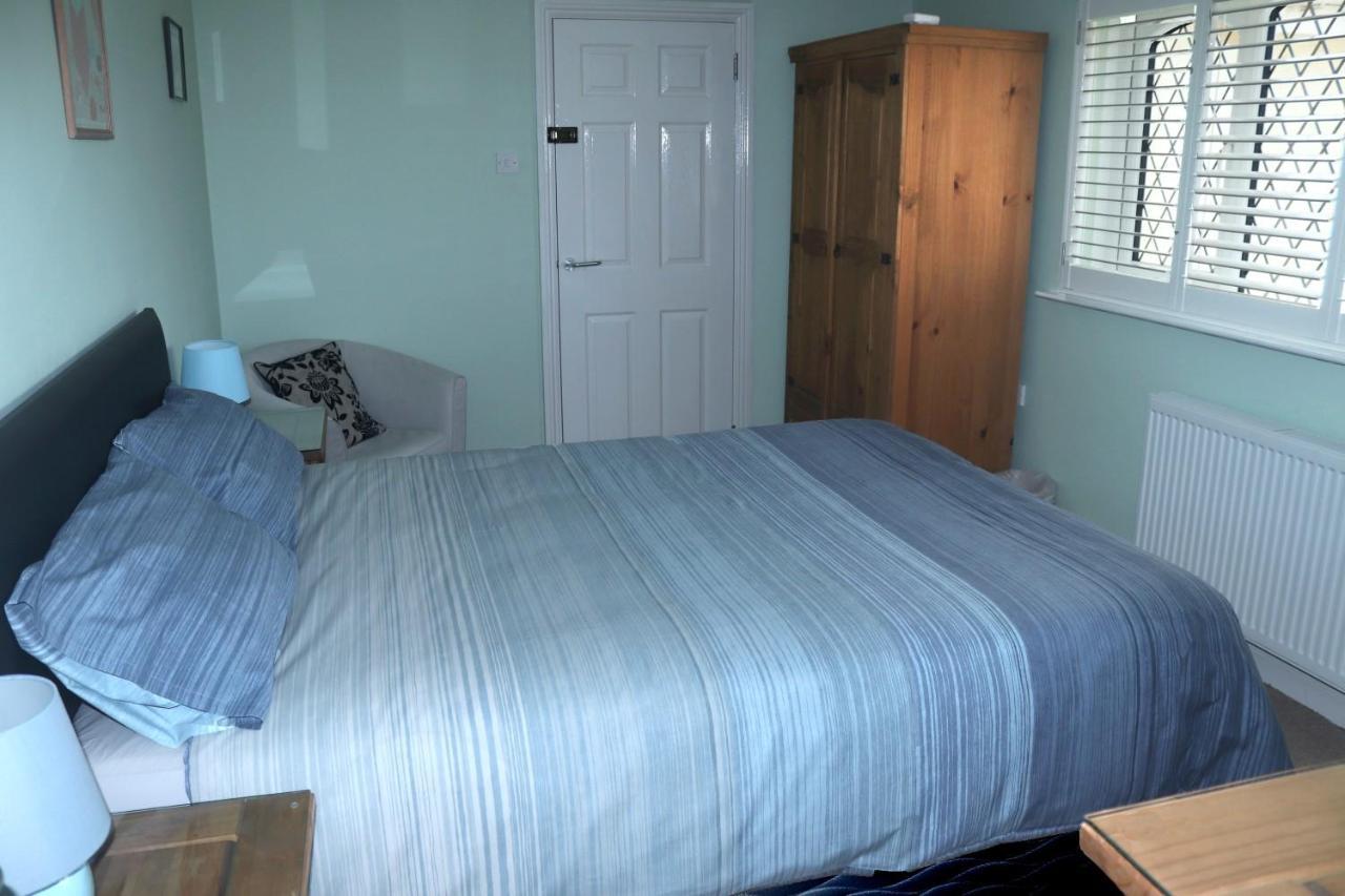 Highworth House Bed & Breakfast Swindon Bagian luar foto