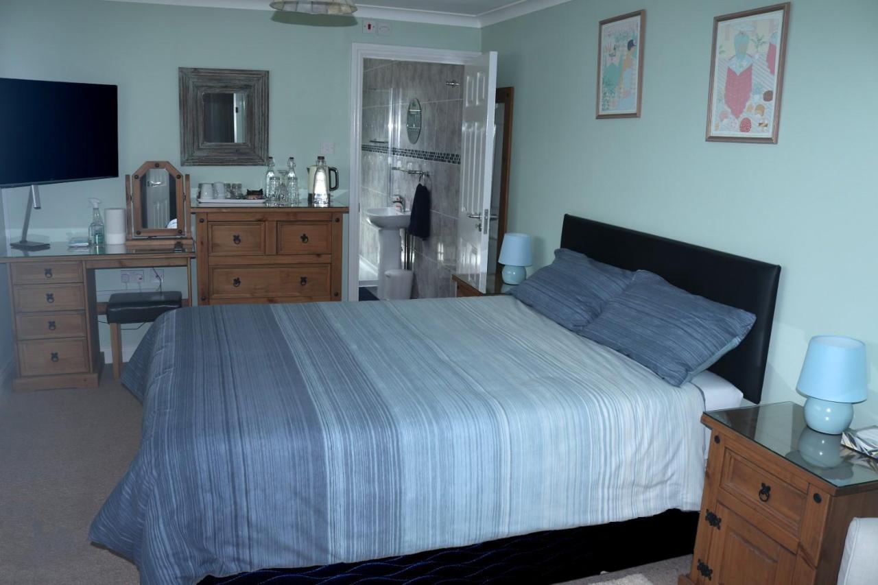 Highworth House Bed & Breakfast Swindon Bagian luar foto
