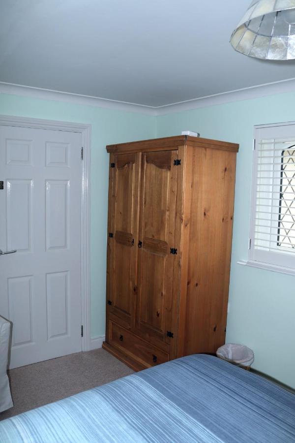 Highworth House Bed & Breakfast Swindon Bagian luar foto