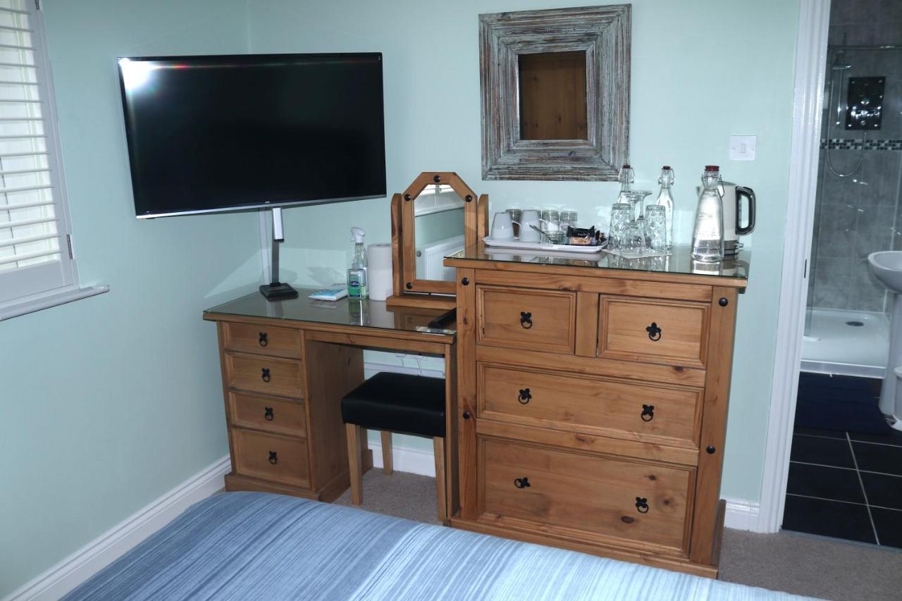 Highworth House Bed & Breakfast Swindon Bagian luar foto