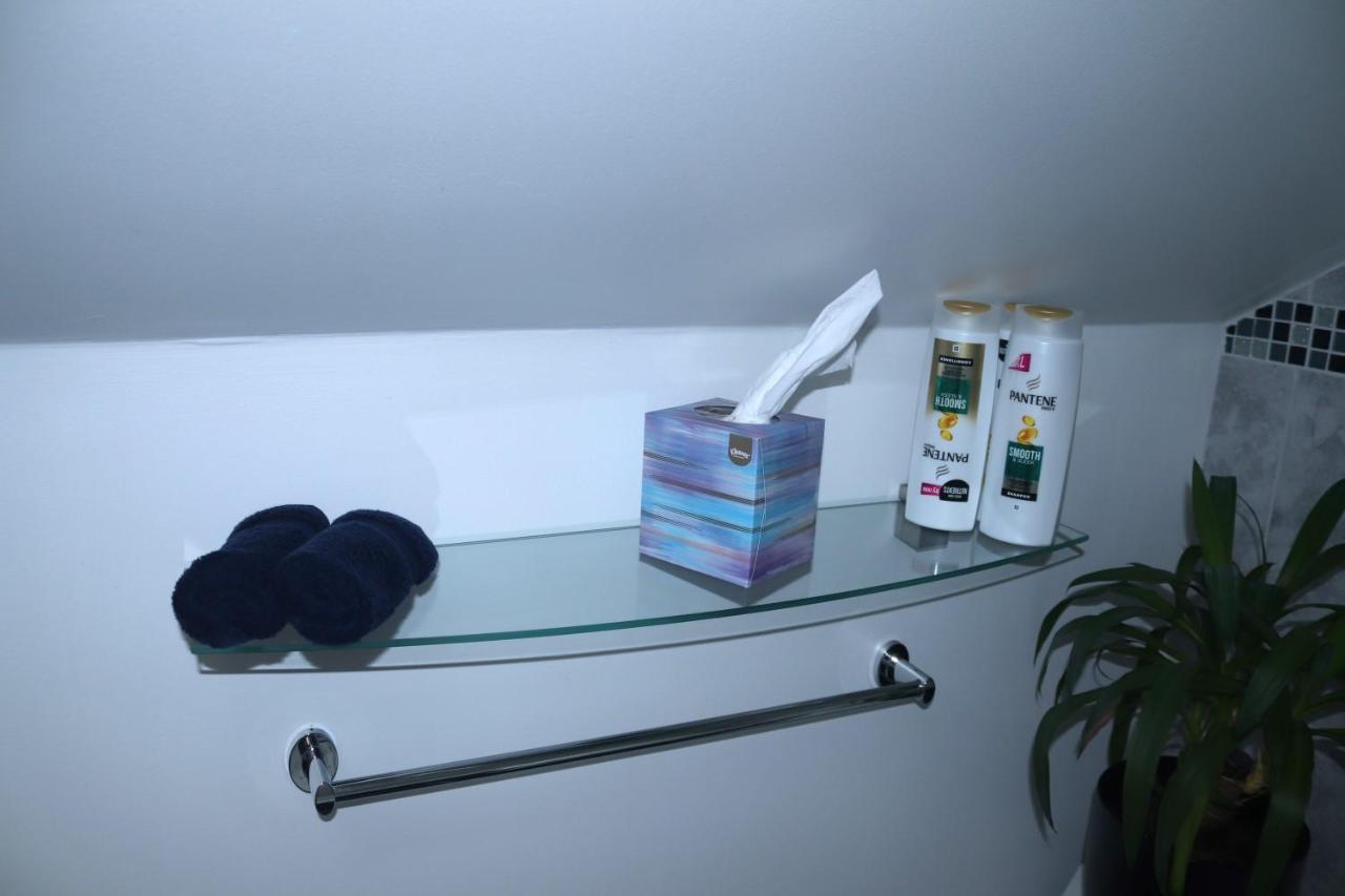 Highworth House Bed & Breakfast Swindon Bagian luar foto
