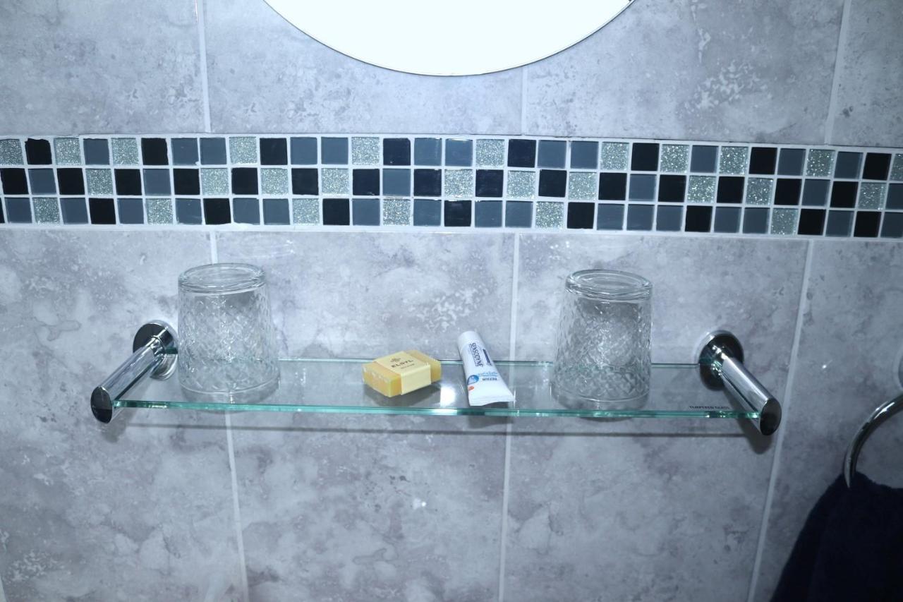 Highworth House Bed & Breakfast Swindon Bagian luar foto