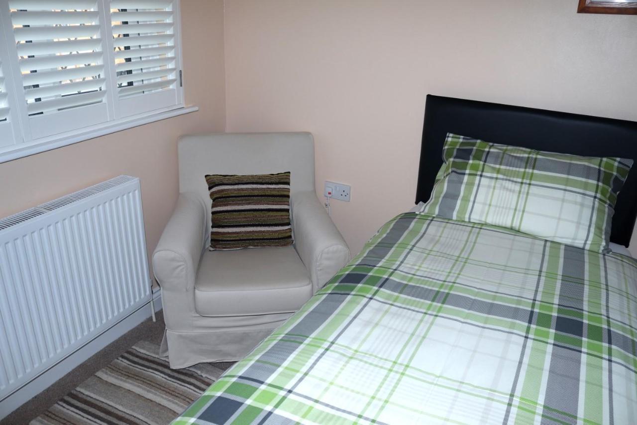 Highworth House Bed & Breakfast Swindon Bagian luar foto