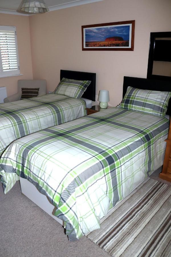 Highworth House Bed & Breakfast Swindon Bagian luar foto