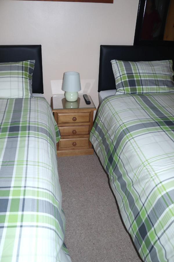 Highworth House Bed & Breakfast Swindon Bagian luar foto