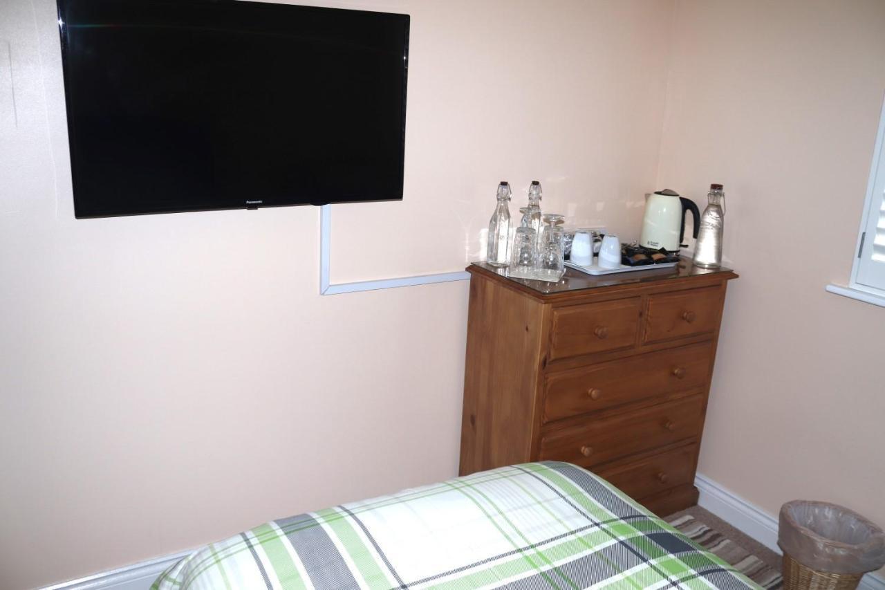 Highworth House Bed & Breakfast Swindon Bagian luar foto