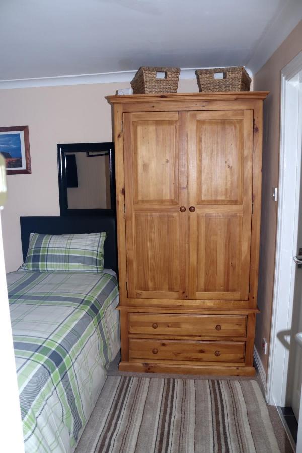Highworth House Bed & Breakfast Swindon Bagian luar foto