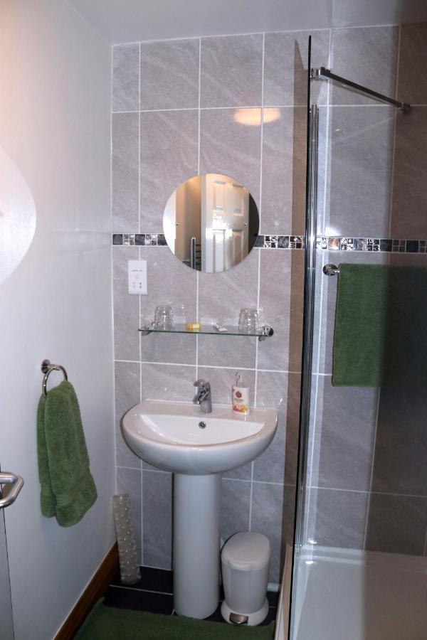 Highworth House Bed & Breakfast Swindon Bagian luar foto