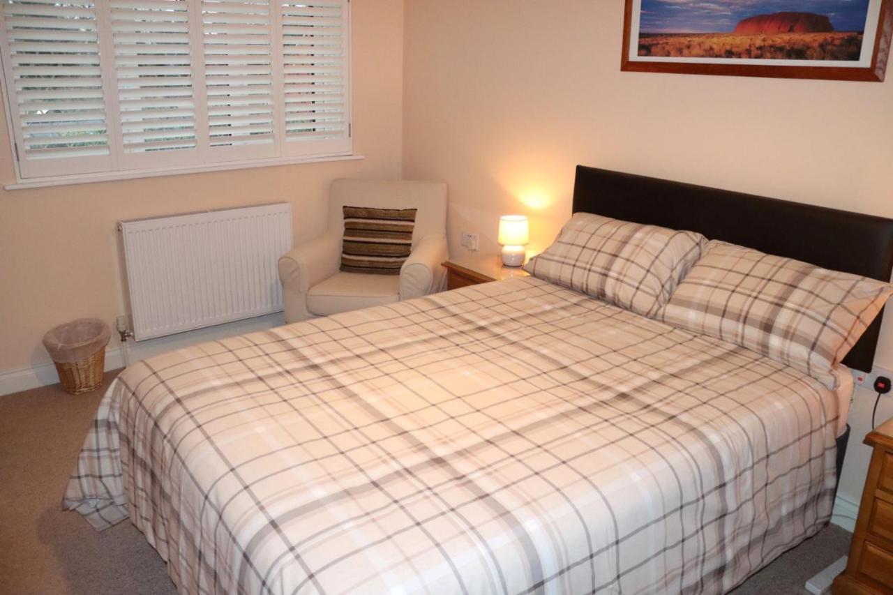 Highworth House Bed & Breakfast Swindon Bagian luar foto