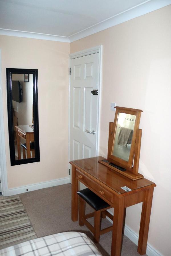 Highworth House Bed & Breakfast Swindon Bagian luar foto