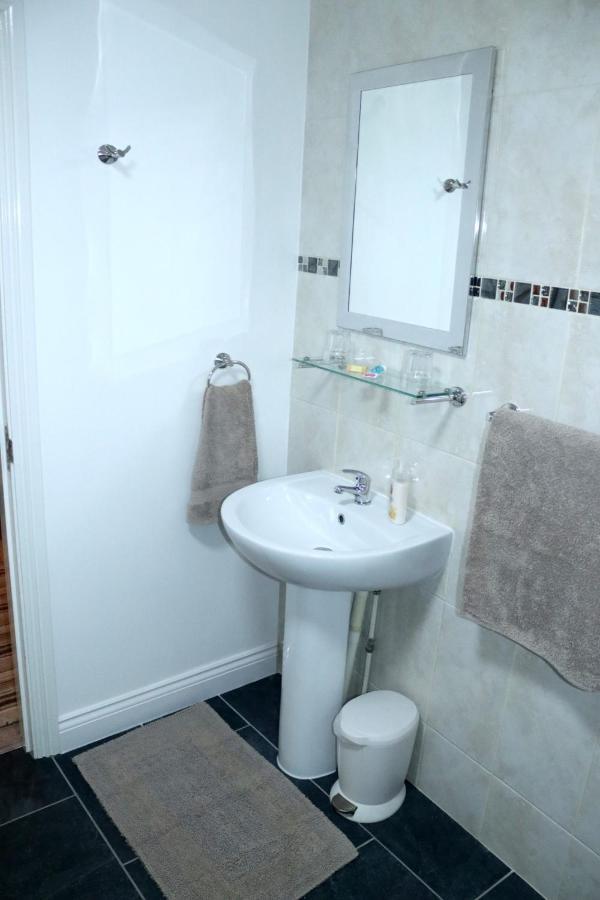 Highworth House Bed & Breakfast Swindon Bagian luar foto