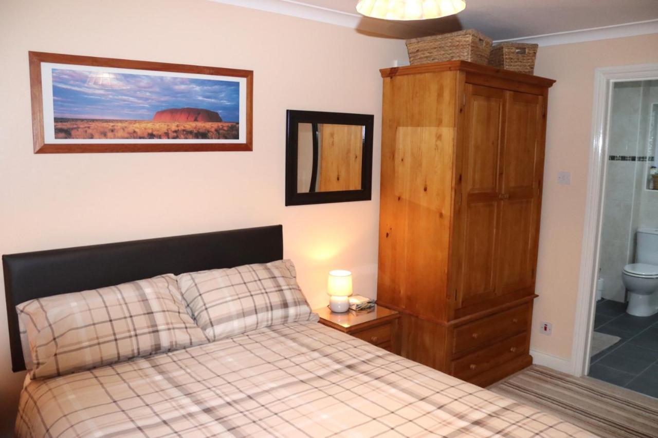 Highworth House Bed & Breakfast Swindon Bagian luar foto