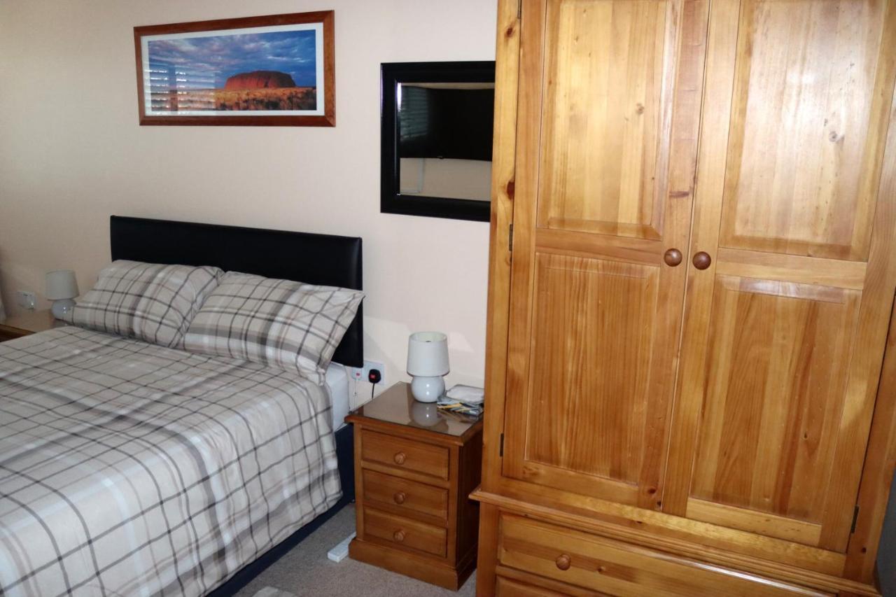 Highworth House Bed & Breakfast Swindon Bagian luar foto
