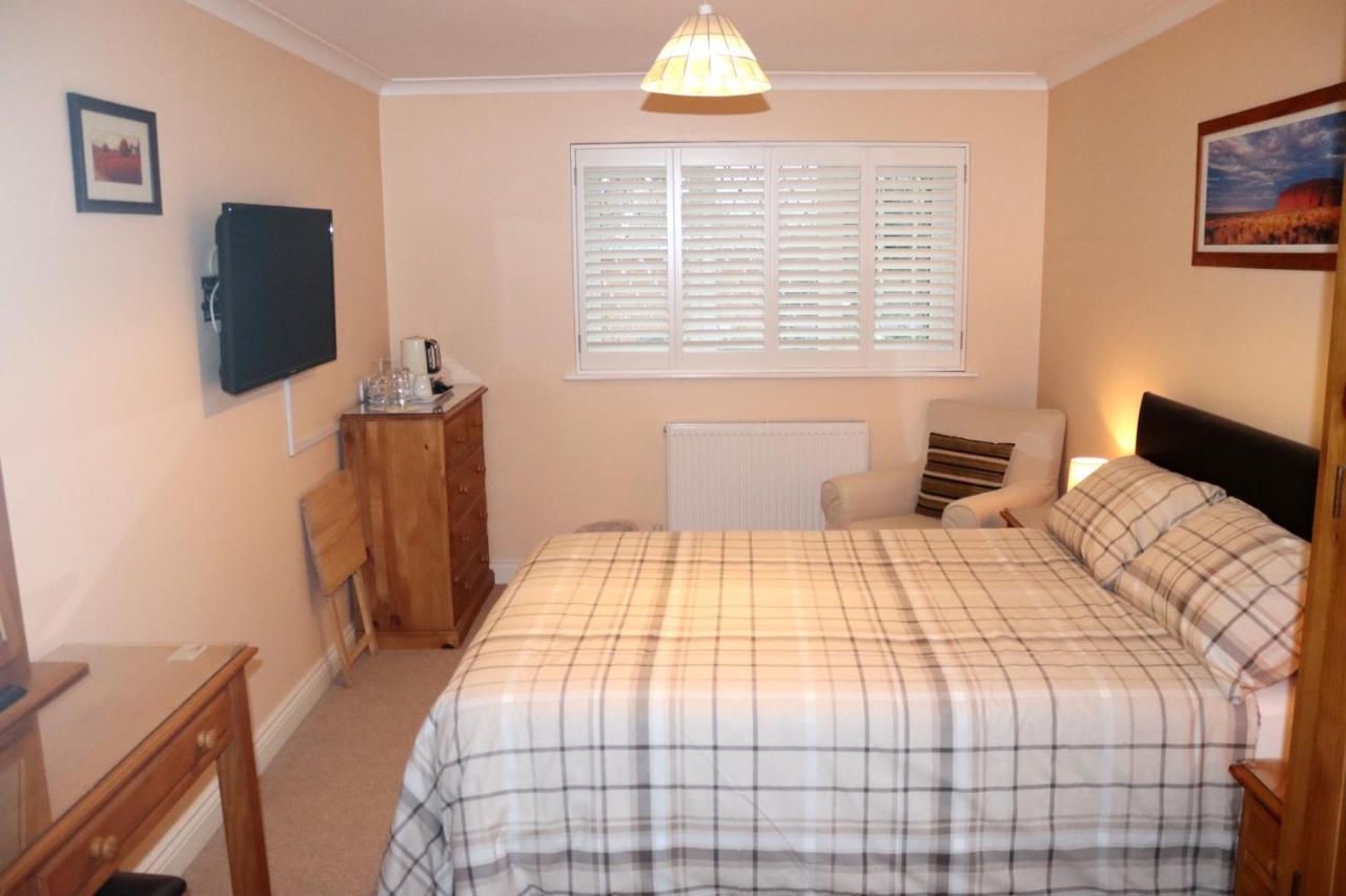 Highworth House Bed & Breakfast Swindon Bagian luar foto
