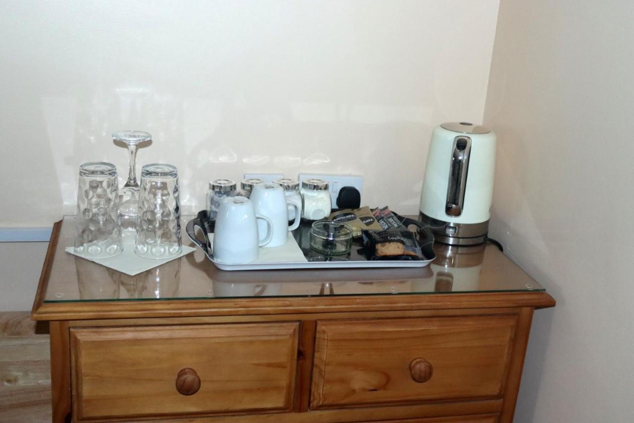 Highworth House Bed & Breakfast Swindon Bagian luar foto